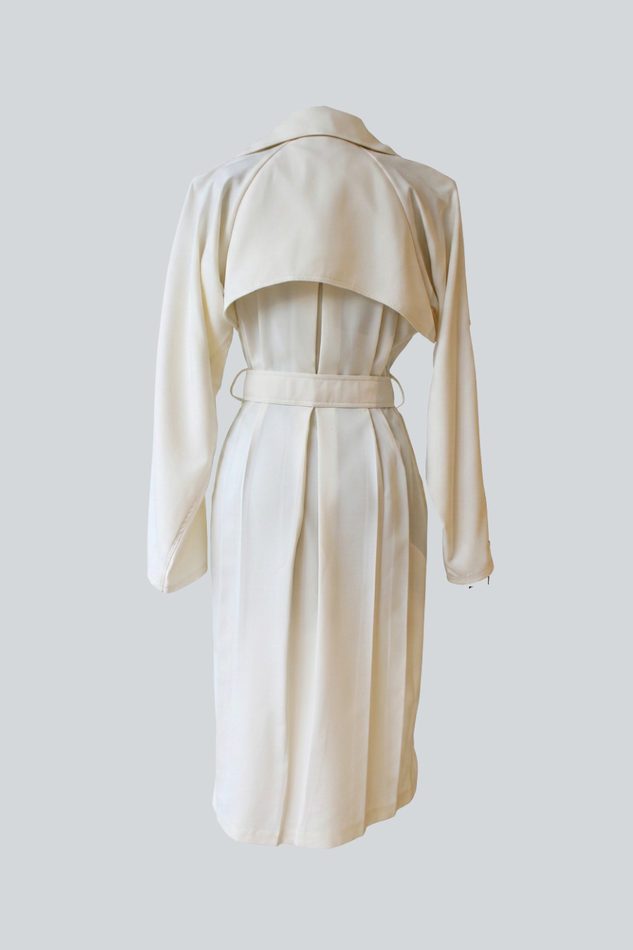 Vestido midi de gabardina con mangas fruncidas y cinturón de Alfredo Martínez vista posterior.