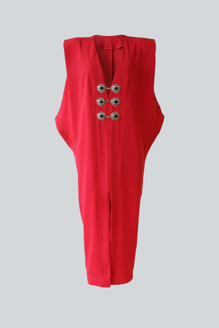 Vestido midi rojo sin mangas con herrajes en el escote de Alfredo Martínez.