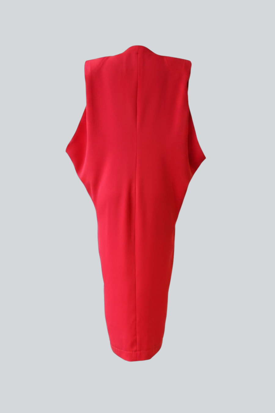 Vestido rojo midi de diseñador con detalle de herrajes vista posterior.