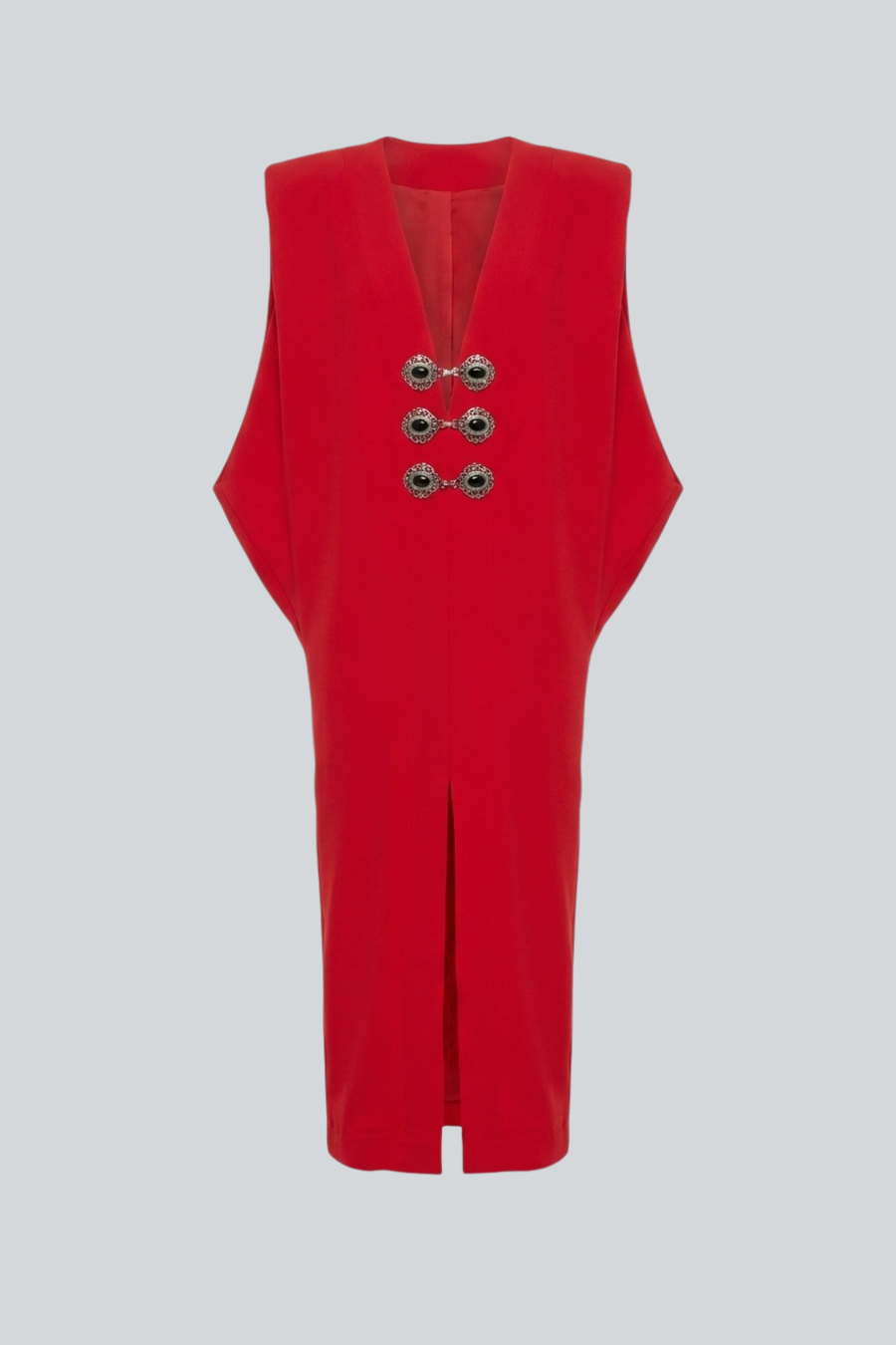 Vestido midi rojo sin mangas con herrajes en el escote de Alfredo Martínez.