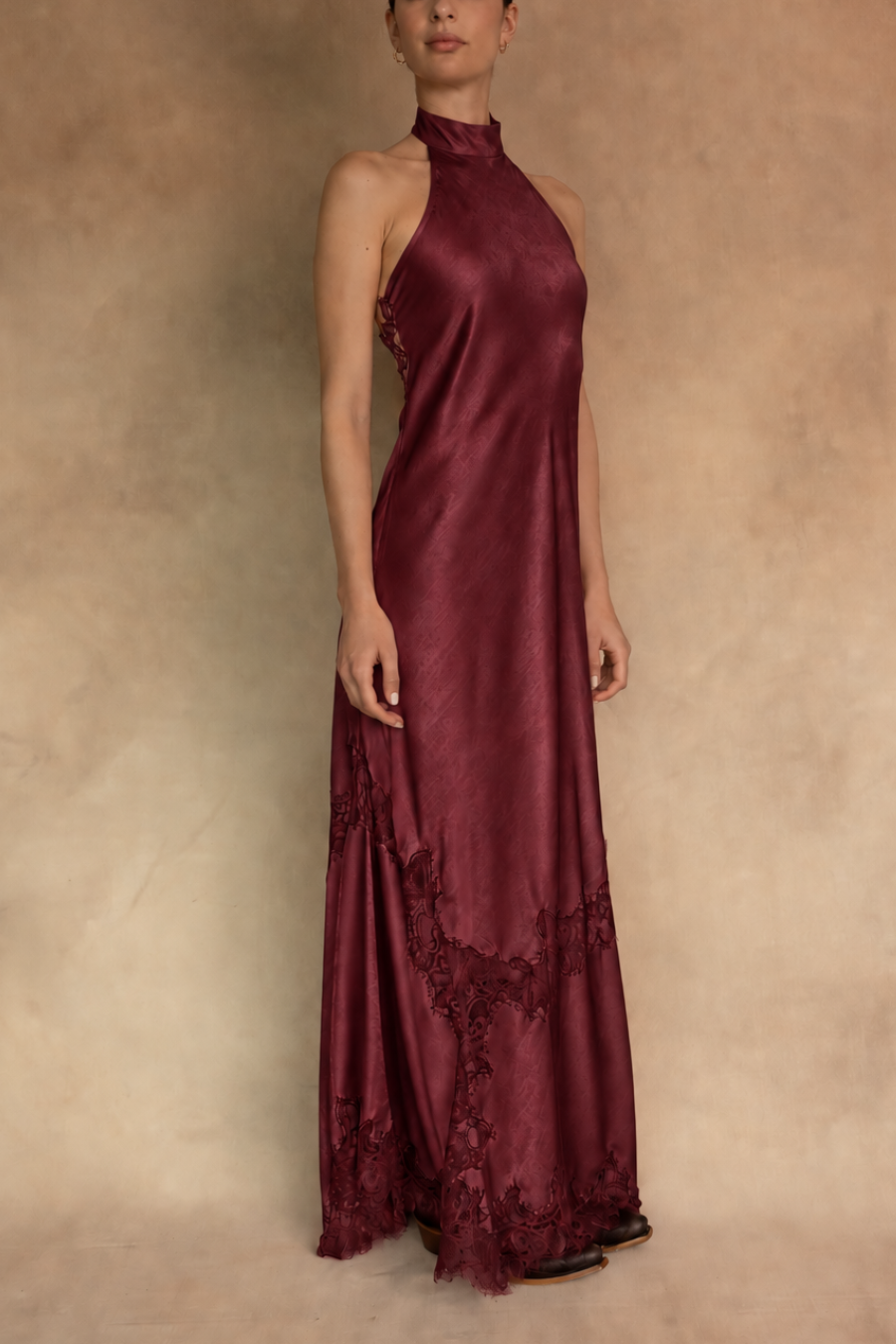 Vestido Lune de Anirash, de satin con encaje tinto, cuello halter.