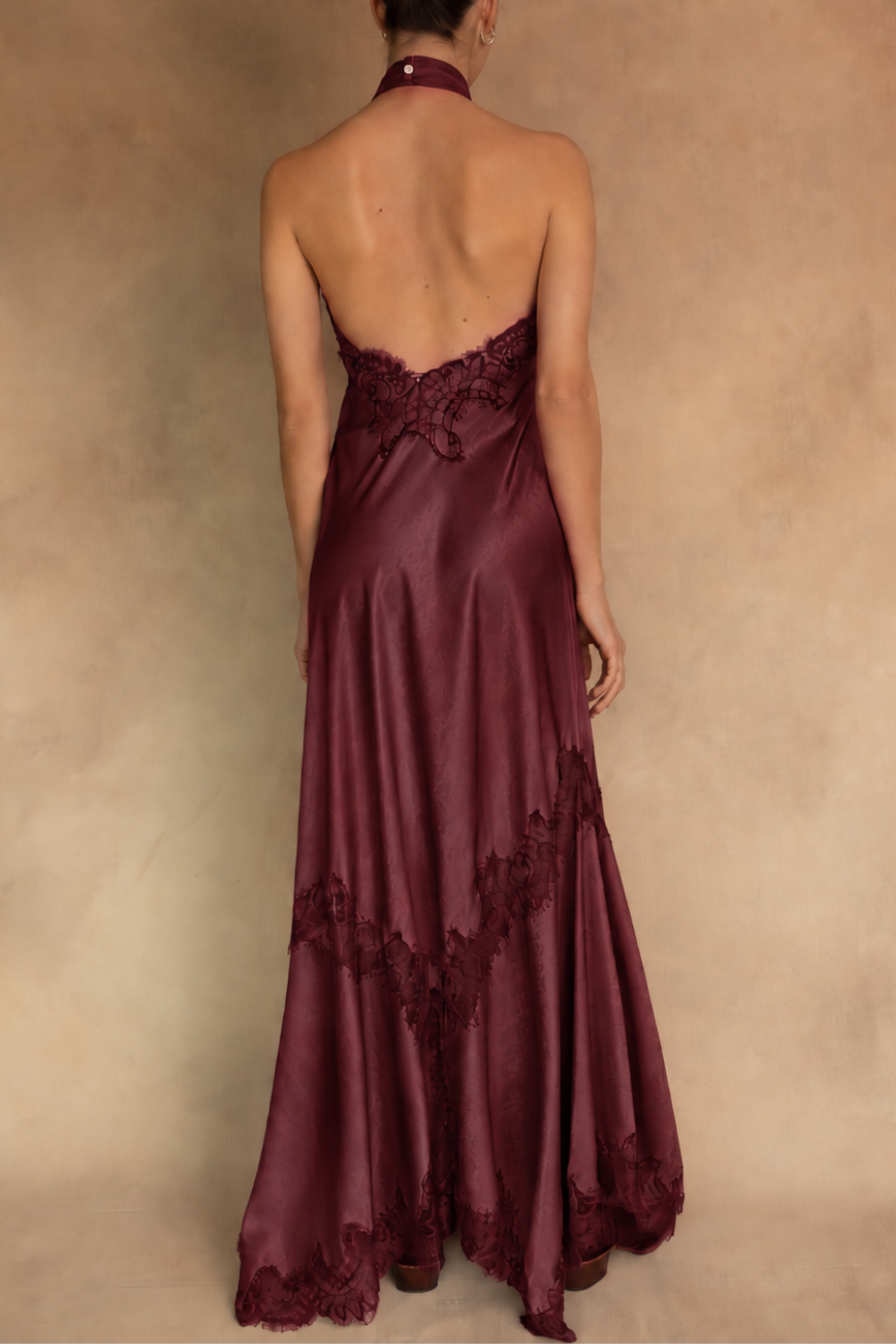 Vestido Lune de Anirash, de satin con encaje tinto, cuello halter vista porsterior,