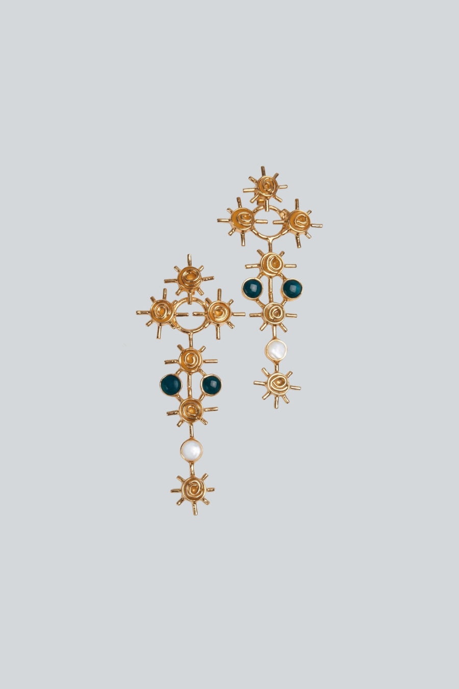 Aretes Vincent de Astrid Wear de 9 cm con chapa de oro de 24K
