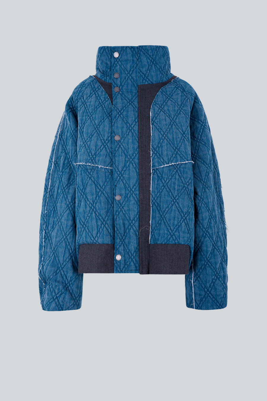 Wild Jacket de denim acolchado oversize con cuello funnel de Sandra Weil vista frontal.