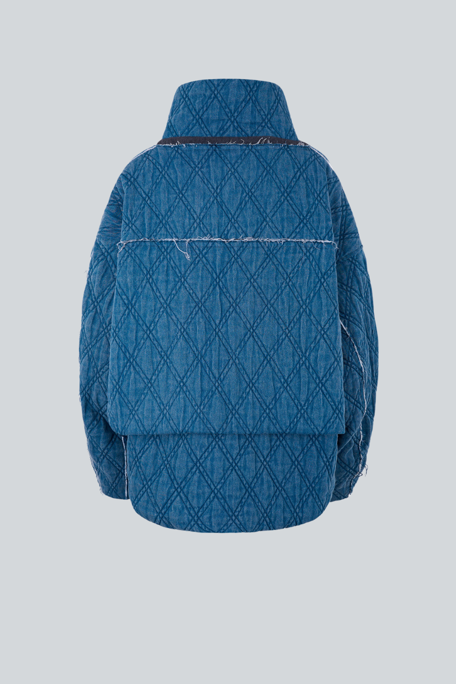 Wild Jacket de denim acolchado oversize con cuello funnel de Sandra Weil vista posterior.