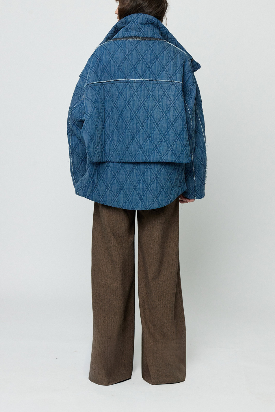 Chamarra de denim acolchado de diseñador mexicano Sandra Weil vista posterior.