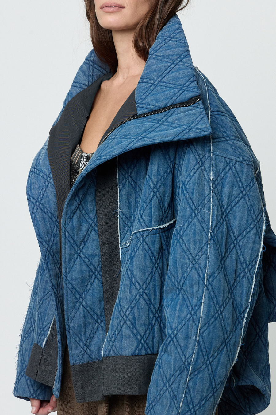 Detalle del cuello funnel de la Wild Jacket de Sandra Weil.