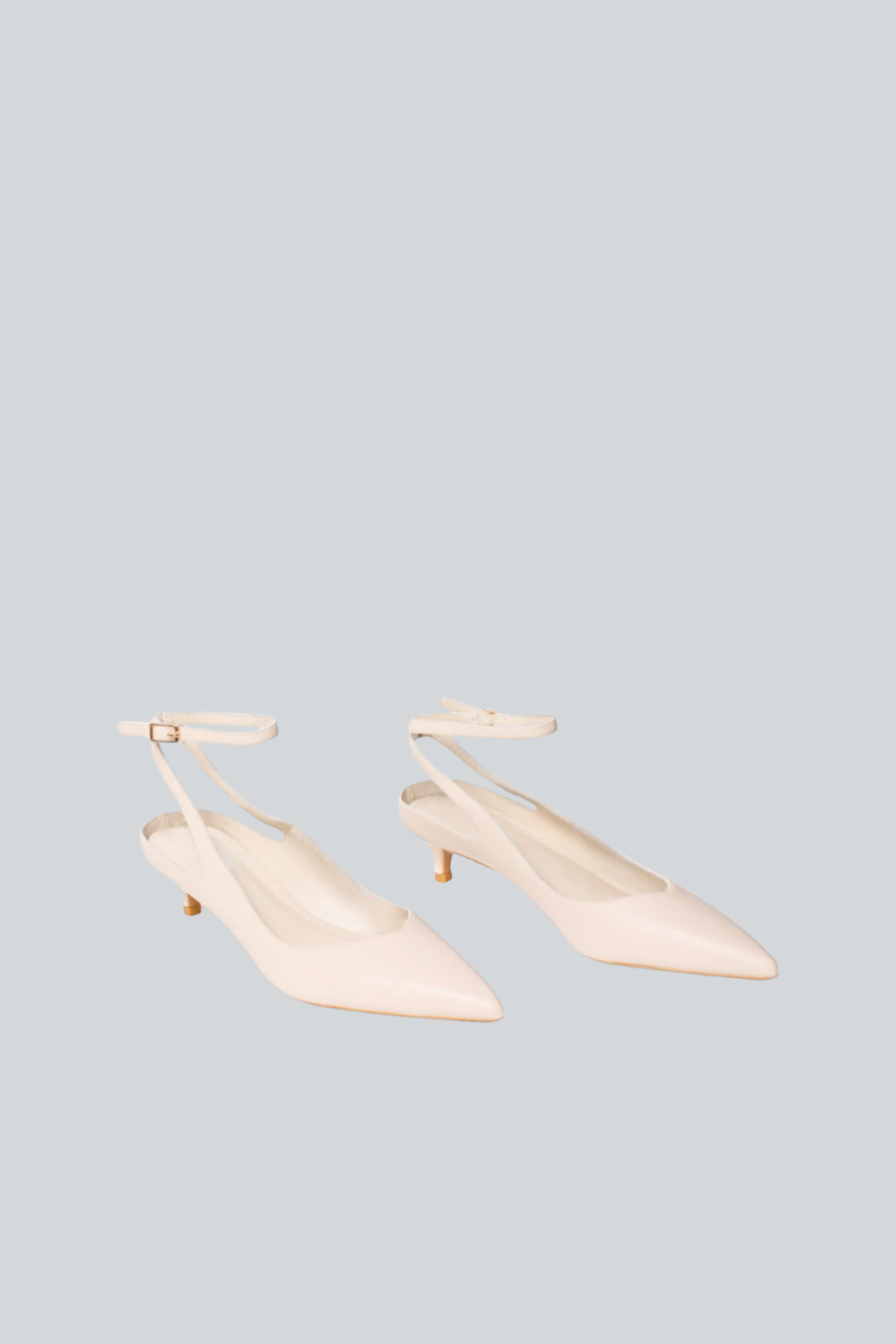 Zapatilla stiletto off white con tacón bajo y pulsera de Dione.
