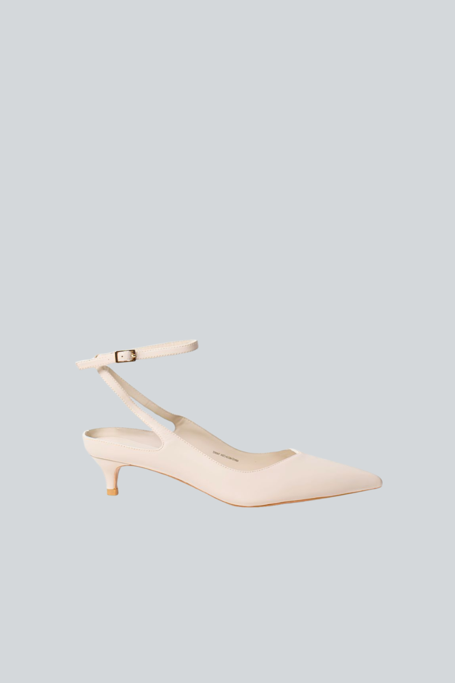 Zapatilla stiletto off white con tacón bajo y pulsera de Dione vista lateral.
