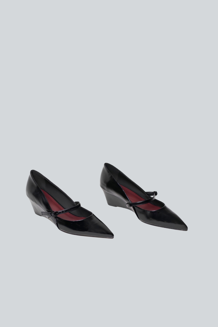 Zapatilla Dione Mary Jane de piel vacuna negra con punta aguda y cuña de 5 cm