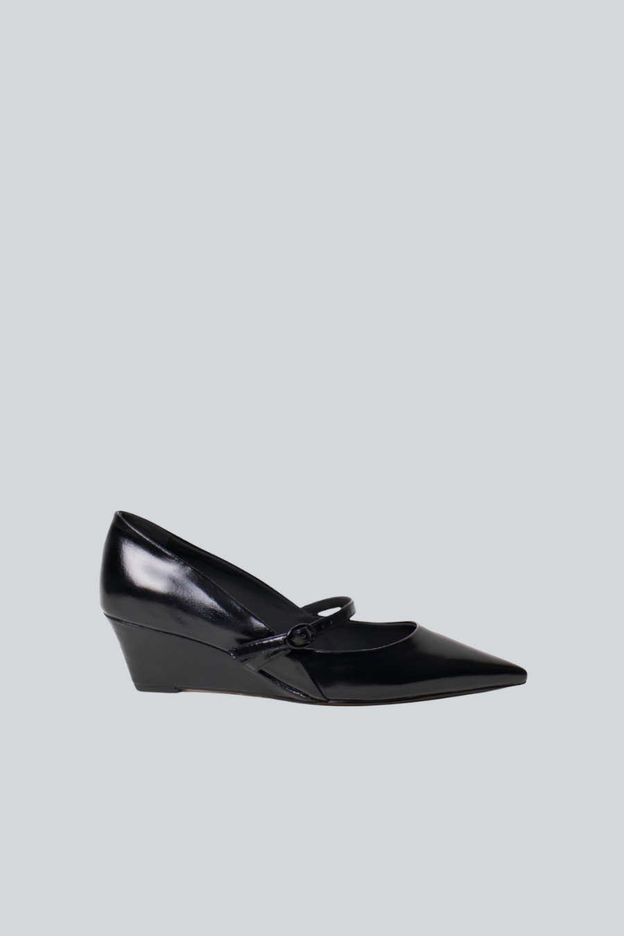 Zapatilla Dione Mary Jane de piel vacuna negra con punta aguda y cuña de 5 cm vista lateral.