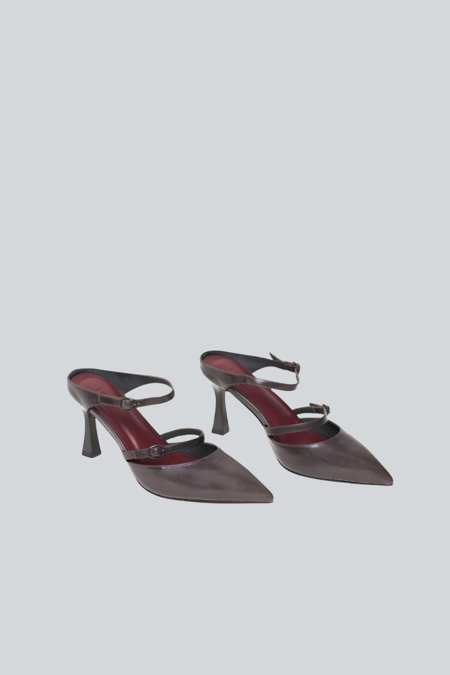 Zapatilla Dione destalonada de piel vacuna gris con punta aguda, doble pulsera y tacón de 7 cm 