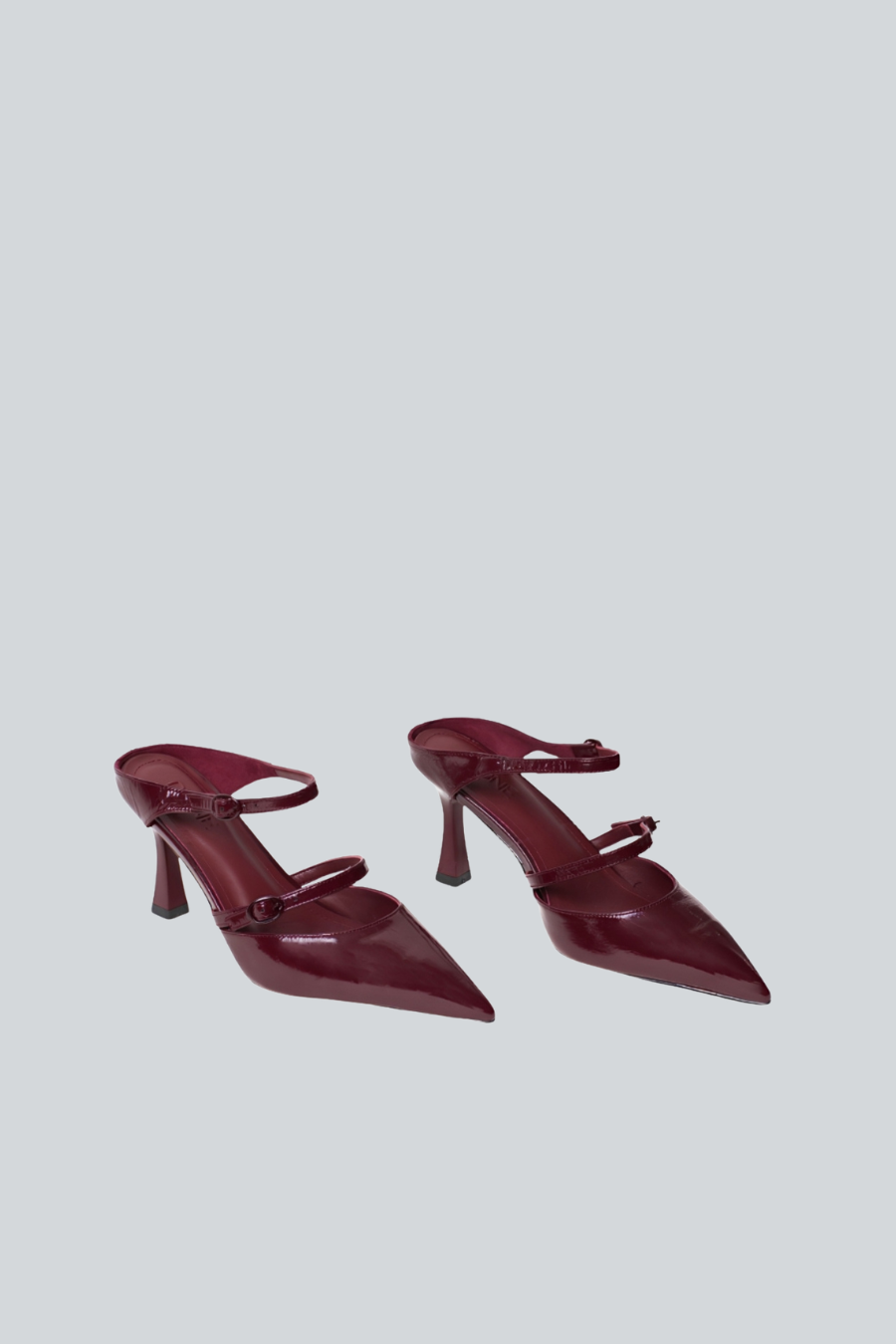 Zapatilla Dione destalonada de piel vacuna vino con punta aguda, doble pulsera y tacón de 7 cm vista diagonal