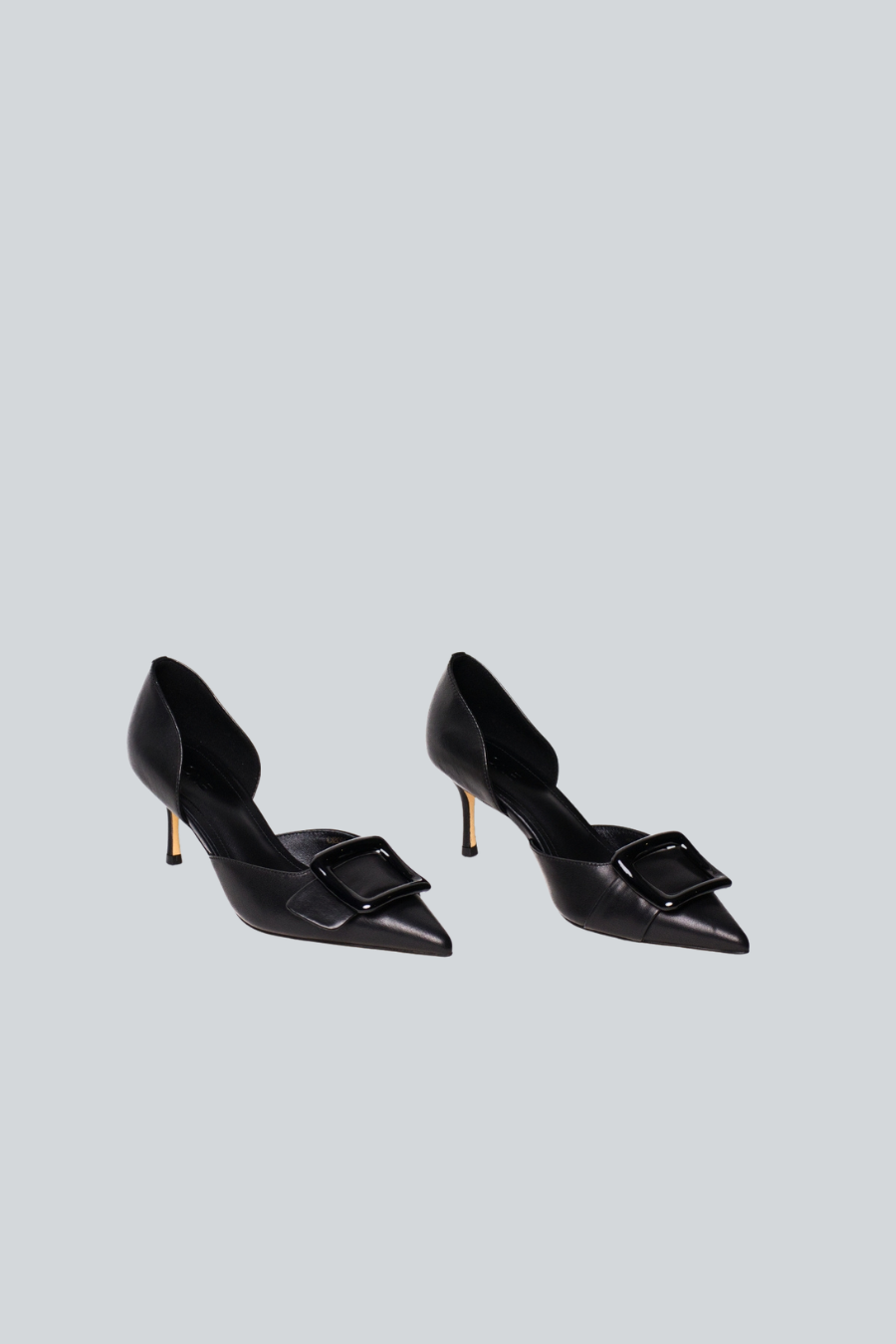 Zapatilla Sorva de DIONE en piel negra con punta aguda, correa con hebilla y tacón de 6 cm