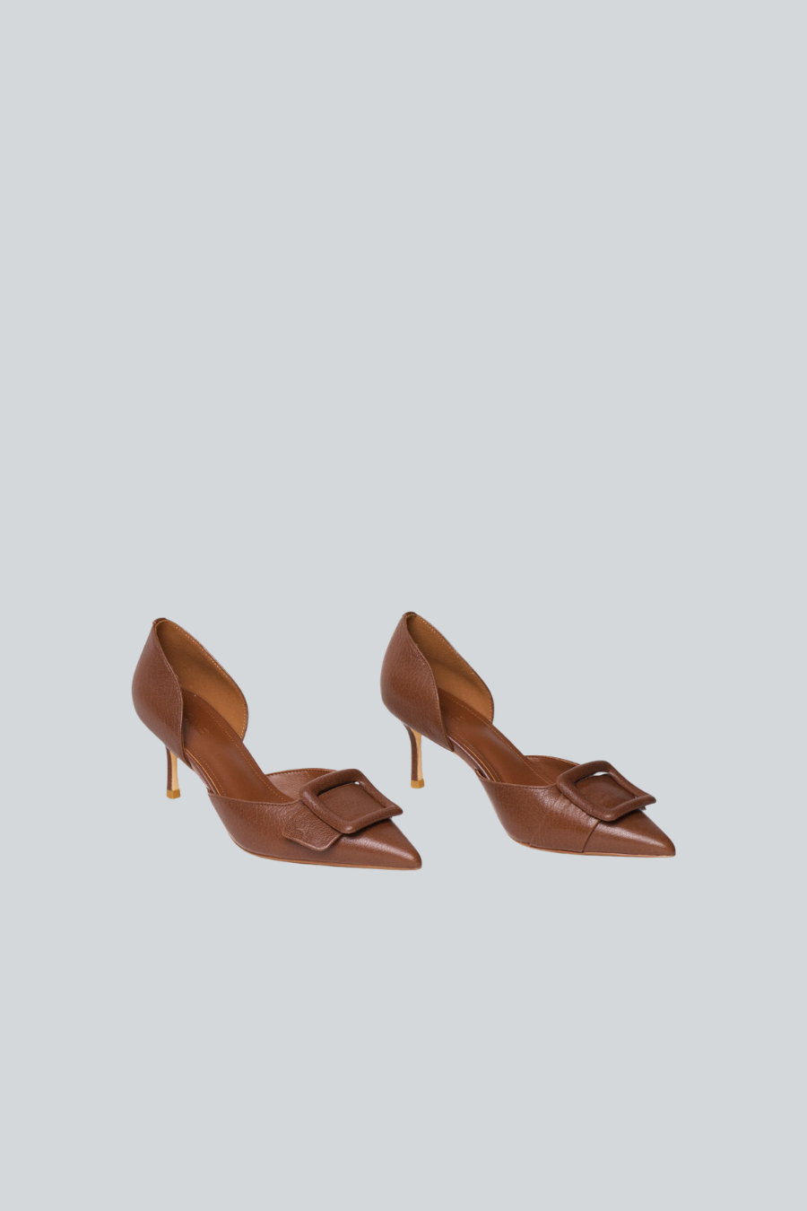 Zapatilla Sorva de DIONE en piel café con punta aguda, correa con hebilla y tacón de 6 cm
